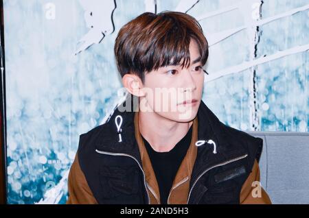------ Chinesische Sänger, Tänzer und Schauspieler Jackson Yee erscheint, ist bei einer Werbeveranstaltung seines neuen Films bessere Tage, die erwirbt über 500 Befragten Stockfoto