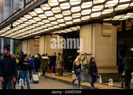 London Shoppers Selfridges London Oxford Street London Einzelhandelsansicht der abendlichen Einkäufer, die am Eingang des Selfridges Kaufhauses in der Oxford Street London, Großbritannien, vorbeilaufen (Stand Februar 2020) Stockfoto