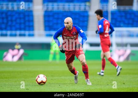 Polnischer Fußballprofi Adrian Mierzejewski von Chongqing SWM, links, hält den Ball in der 30. Runde der Chinese Football Association Stockfoto