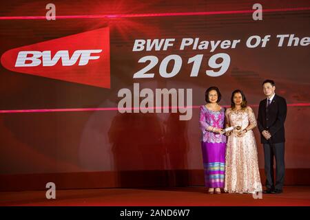 Indonesische Badmintonspieler Leani Oktila Ratri, Mitte, ist mit der weiblichen gelähmt ist Spieler des Jahres Auszeichnung bei den jährlichen Spieler ¯ Gala befo geehrt Stockfoto