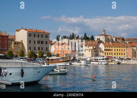 Panoramablick auf das Meer und der Hafen in Rovinj, einer Küstenstadt und beliebter Urlaubsort an der Adria Küste, Istrien, Kroatien Stockfoto