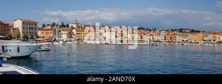 Panoramablick auf das Meer und der Hafen in Rovinj, einer Küstenstadt und beliebter Urlaubsort an der Adria Küste, Istrien, Kroatien Stockfoto