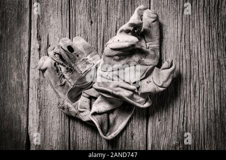 Black & White studio Still life Close-up von verschlissenen Leder Arbeitshandschuhe Stockfoto