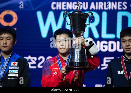 Ventilator Zhendong von China zeigt die Medaille und Pokal, nachdem er den ersten Platz beim Finale der International Table Tennis Federation (ITTF) Men's World C Stockfoto