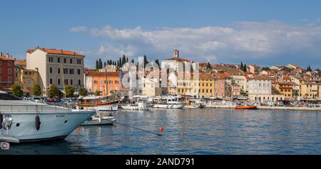 Panoramablick auf das Meer und der Hafen in Rovinj, einer Küstenstadt und beliebter Urlaubsort an der Adria Küste, Istrien, Kroatien Stockfoto