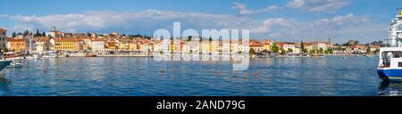 Panoramablick auf das Meer und der Hafen in Rovinj, einer Küstenstadt und beliebter Urlaubsort an der Adria Küste, Istrien, Kroatien Stockfoto