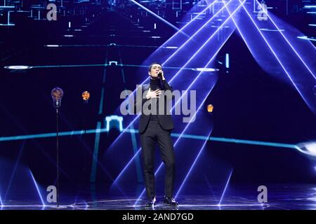 ------ Chinesische Schauspieler Han Dongjun, auch als Elvis Han bekannt, singt auf der Bühne der 2018 China TV Drama Auszeichnungen in Beijing, China, 12. Dezember 2018. *** Stockfoto