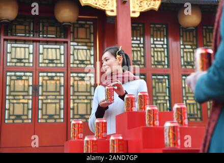 Ein Modell veranschaulicht die Zusammenarbeit Version kann der Palace Museum und Chinesische Soft drink Hersteller Jianlibao, auf dem es gibt Muster von Dra Stockfoto