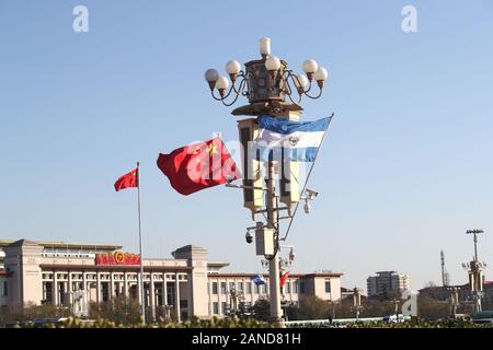 Nationale Flaggen von El Salvador Fliegen außerhalb der Verbotenen Stadt der Präsident der offiziellen El Salvador Nayib Bukele's Besuch in China in Peking, China Stockfoto