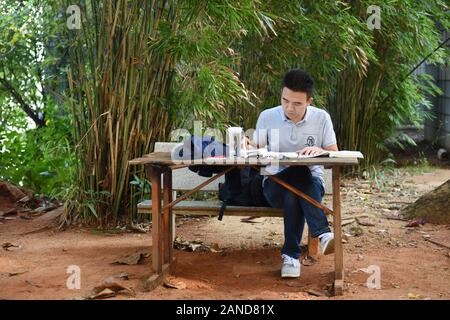 Bewerber Studium an der Bibliothek von Shenyang Agricultural University für die kommende Chinas postgraduale Admission Test, auch als Nationale Postg bekannt Stockfoto