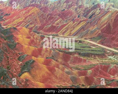 ---- Blick auf Danxia Relief in Zhangye Stadt im Nordwesten der chinesischen Provinz Gansu, 2. Oktober 2019. Stockfoto