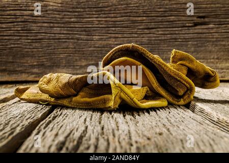 Studio still life Close-up von verschlissenen Leder Arbeitshandschuhe Stockfoto