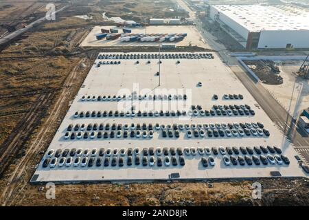 Ein Luftbild von über 200 Tesla Modell 3 in Tesla Gigafactory 3 während mehr Fahrzeuge der Art aus der Fabrik kommen, was bedeutet, dass die Masse angeordnet Stockfoto