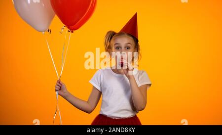 Funny Girl holding Air Ballons und Partei Gebläse feiert Geburtstag, happy Stockfoto