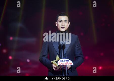 ------ Chinesische Schauspieler Han Dongjun, auch als Elvis Han bekannt, singt auf der Bühne der 2018 China TV Drama Auszeichnungen in Beijing, China, 12. Dezember 2018. *** Stockfoto