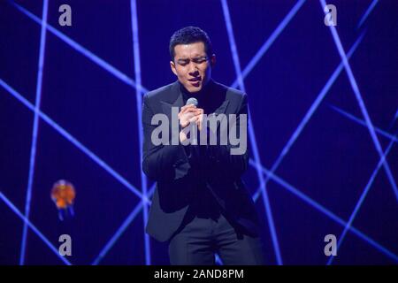------ Chinesische Schauspieler Han Dongjun, auch als Elvis Han bekannt, singt auf der Bühne der 2018 China TV Drama Auszeichnungen in Beijing, China, 12. Dezember 2018. *** Stockfoto