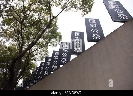 Nationale Gedenktafeln an der Memorial Hall der Opfer in Nanjing Massaker durch die Japanischen Invasoren zu Ehren des 6. Nationalen m installiert Stockfoto