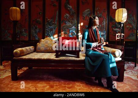 Ein Modell veranschaulicht die Zusammenarbeit Version kann der Palace Museum und Chinesische Soft drink Hersteller Jianlibao, auf dem es gibt Muster von Dra Stockfoto