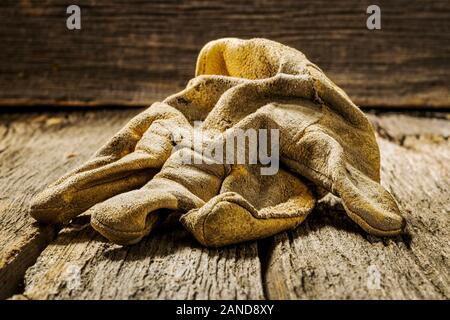 Studio still life Close-up von verschlissenen Leder Arbeitshandschuhe Stockfoto