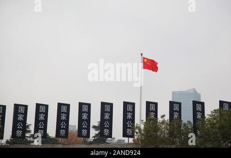 Nationale Gedenktafeln an der Memorial Hall der Opfer in Nanjing Massaker durch die Japanischen Invasoren zu Ehren des 6. Nationalen m installiert Stockfoto