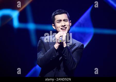 ------ Chinesische Schauspieler Han Dongjun, auch als Elvis Han bekannt, singt auf der Bühne der 2018 China TV Drama Auszeichnungen in Beijing, China, 12. Dezember 2018. *** Stockfoto
