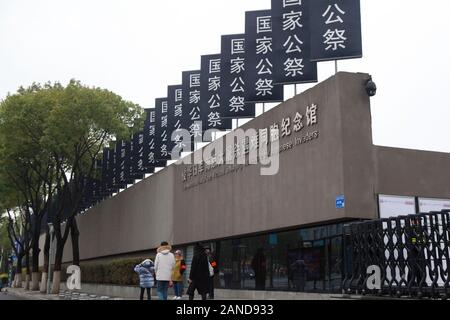 Nationale Gedenktafeln an der Memorial Hall der Opfer in Nanjing Massaker durch die Japanischen Invasoren zu Ehren des 6. Nationalen m installiert Stockfoto