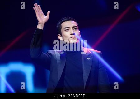 ------ Chinesische Schauspieler Han Dongjun, auch als Elvis Han bekannt, singt auf der Bühne der 2018 China TV Drama Auszeichnungen in Beijing, China, 12. Dezember 2018. *** Stockfoto