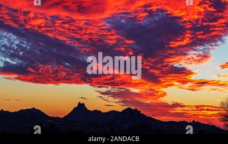 Lebendige und feurigen Sonnenuntergang in der Nähe von Pinnacle Peak Wahrzeichen in North Scottsdale, AZ. Stockfoto