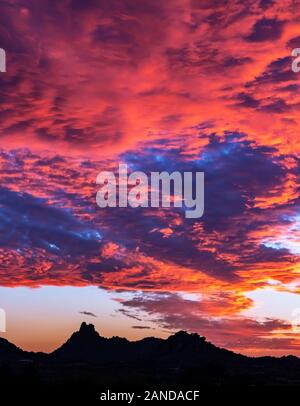 Lebendige und feurigen Sonnenuntergang in der Nähe von Pinnacle Peak Wahrzeichen in North Scottsdale, AZ. Stockfoto