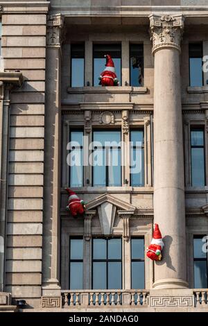 Santa Claus Zahlen sind 'klettern' einer Wand eines Gebäudes durch den Bund in Shanghai, China, 2. Dezember 2019. 20 Santa Claus Zahlen wurden outsid Stockfoto