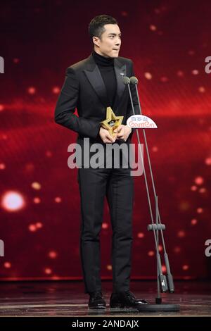 ------ Chinesische Schauspieler Han Dongjun, auch als Elvis Han bekannt, singt auf der Bühne der 2018 China TV Drama Auszeichnungen in Beijing, China, 12. Dezember 2018. *** Stockfoto