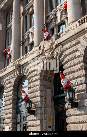 Santa Claus Zahlen sind 'klettern' einer Wand eines Gebäudes durch den Bund in Shanghai, China, 2. Dezember 2019. 20 Santa Claus Zahlen wurden outsid Stockfoto