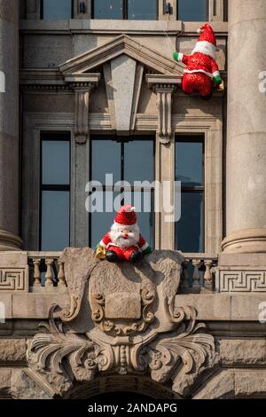 Santa Claus Zahlen sind 'klettern' einer Wand eines Gebäudes durch den Bund in Shanghai, China, 2. Dezember 2019. 20 Santa Claus Zahlen wurden outsid Stockfoto