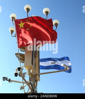 Nationale Flaggen von El Salvador Fliegen außerhalb der Verbotenen Stadt der Präsident der offiziellen El Salvador Nayib Bukele's Besuch in China in Peking, China Stockfoto