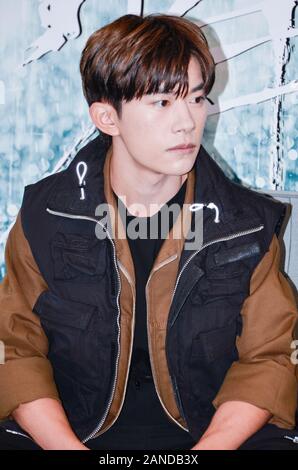 ------ Chinesische Sänger, Tänzer und Schauspieler Jackson Yee erscheint, ist bei einer Werbeveranstaltung seines neuen Films bessere Tage, die erwirbt über 500 Befragten Stockfoto