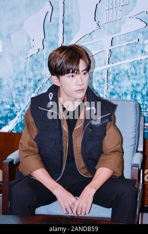 ------ Chinesische Sänger, Tänzer und Schauspieler Jackson Yee erscheint, ist bei einer Werbeveranstaltung seines neuen Films bessere Tage, die erwirbt über 500 Befragten Stockfoto