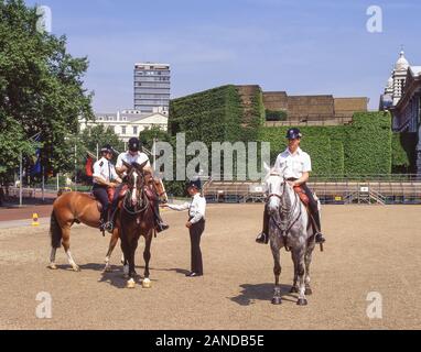 Berittene Polizei auf Horse Guards Parade, Whitehall, Westminster, London, England, Vereinigtes Königreich Stockfoto