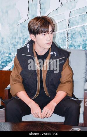 ------ Chinesische Sänger, Tänzer und Schauspieler Jackson Yee erscheint, ist bei einer Werbeveranstaltung seines neuen Films bessere Tage, die erwirbt über 500 Befragten Stockfoto