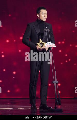 ------ Chinesische Schauspieler Han Dongjun, auch als Elvis Han bekannt, singt auf der Bühne der 2018 China TV Drama Auszeichnungen in Beijing, China, 12. Dezember 2018. *** Stockfoto