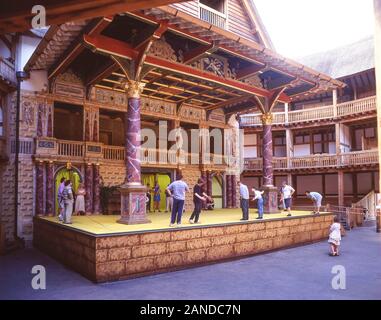 Stufe bei William Shakespeare's Globe Theatre, Park Street, London Borough von Southwark, Greater London, England, Vereinigtes Königreich Stockfoto