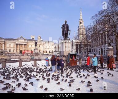 Trafalgar Square im Winter Schnee, Westminster, London, England, Vereinigtes Königreich Stockfoto