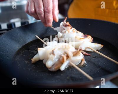 Cuttefish Kochen in der Küche zu Hause. Stockfoto