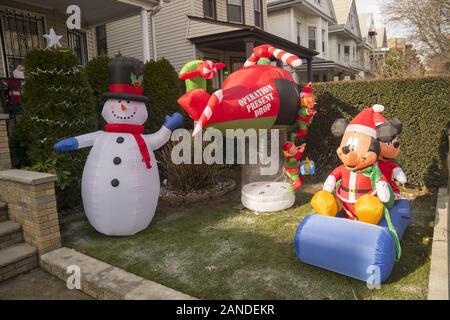 Weihnachtsschmuck im Vorgarten eines Hauses im Kensington Viertel von Brooklyn, New York. Stockfoto