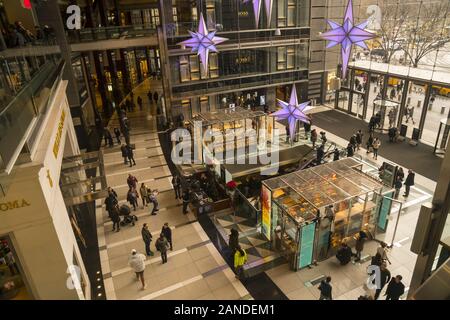 Main Lobby des Time Warner Building für die Weihnachtszeit am Columbus Circle gegenüber dem Central Park in New York City eingerichtet. Stockfoto