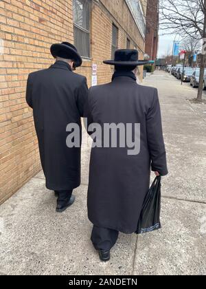 Zwei ältere orthodoxe jüdische Männer gehen Sie die Straße im Borough Park, für die orthodoxen jüdischen Gemeinde in Brooklyn, New York bekannt. Stockfoto