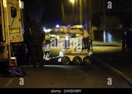 Crumlin, Nordirland. 16 Jan, 2020. Britische Armee Bombenentschärfung Experten an die Szene auf der Lurgan Road und Maple Park Gebiet Crumlin, County Antrim, Nordirland am 17.Januar 2020 ankam. Häuser wurden durch die PSNI Polizisten evakuiert, nachdem ein verdächtiges Objekt in der Nähe einer Wohnsiedlung am späten Donnerstag Abend gefunden wurde. Credit: Irish Auge/Alamy leben Nachrichten Stockfoto