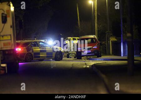 Crumlin, Nordirland. 16 Jan, 2020. Britische Armee Bombenentschärfung Experten an die Szene auf der Lurgan Road und Maple Park Gebiet Crumlin, County Antrim, Nordirland am 17.Januar 2020 ankam. Häuser wurden durch die PSNI Polizisten evakuiert, nachdem ein verdächtiges Objekt in der Nähe einer Wohnsiedlung am späten Donnerstag Abend gefunden wurde. Credit: Irish Auge/Alamy leben Nachrichten Stockfoto