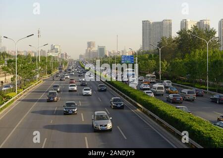 Der östliche Abschnitt des Vierten Ringstraße von Peking bei rush hour Zeit an einem sonnigen Nachmittag im Mai. Peking, China Stockfoto