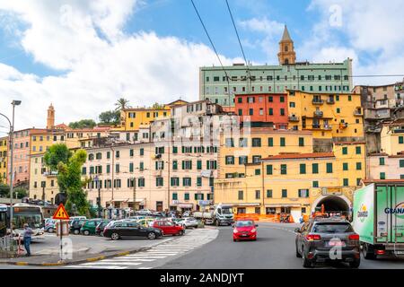 Das Stadtzentrum von Ventimiglia, Italien an der italienischen Riviera, mit den bunten Hügel Häusern und der Kathedrale. Stockfoto