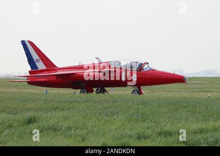 G - TIMM (ehemals XP 504 in RAF Service), ein privat geführtes Folland Gnat T1, tragen die Farben der XS 111 Der rote Pfeile, an RAF Leuchars in 2013. Stockfoto